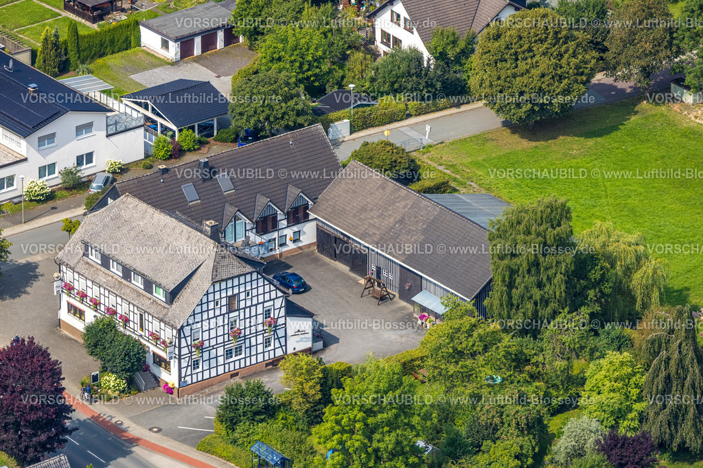 Meschede250807133 | Luftbild, Hubert Kenter Gasthof Zur Post, Fachwerkhaus mit bunten Blumenkästen, Reiste, Eslohe, Sauerland, Nordrhein-Westfalen, Deutschland