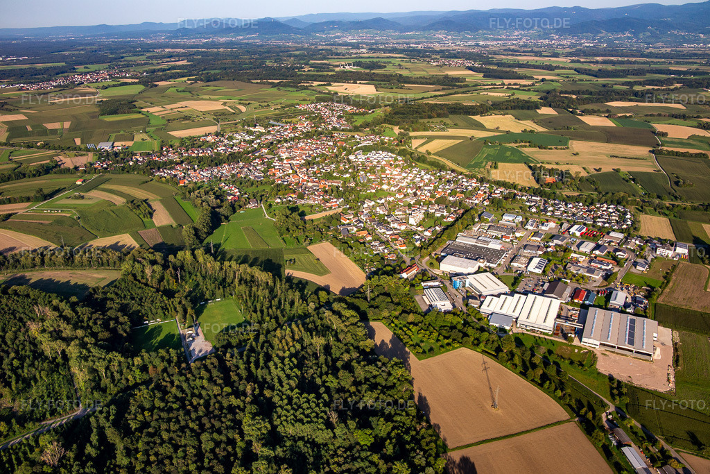 Luftbild: Ortsansicht von Südwesten im Ortsteil Scherzheim in Lichtenau im Bundesland Baden-Württemberg in Deutschland. Foto: IMG_137776.jpg vom 18.08.2023 durch Werner Riehm/FLY-FOTO.de