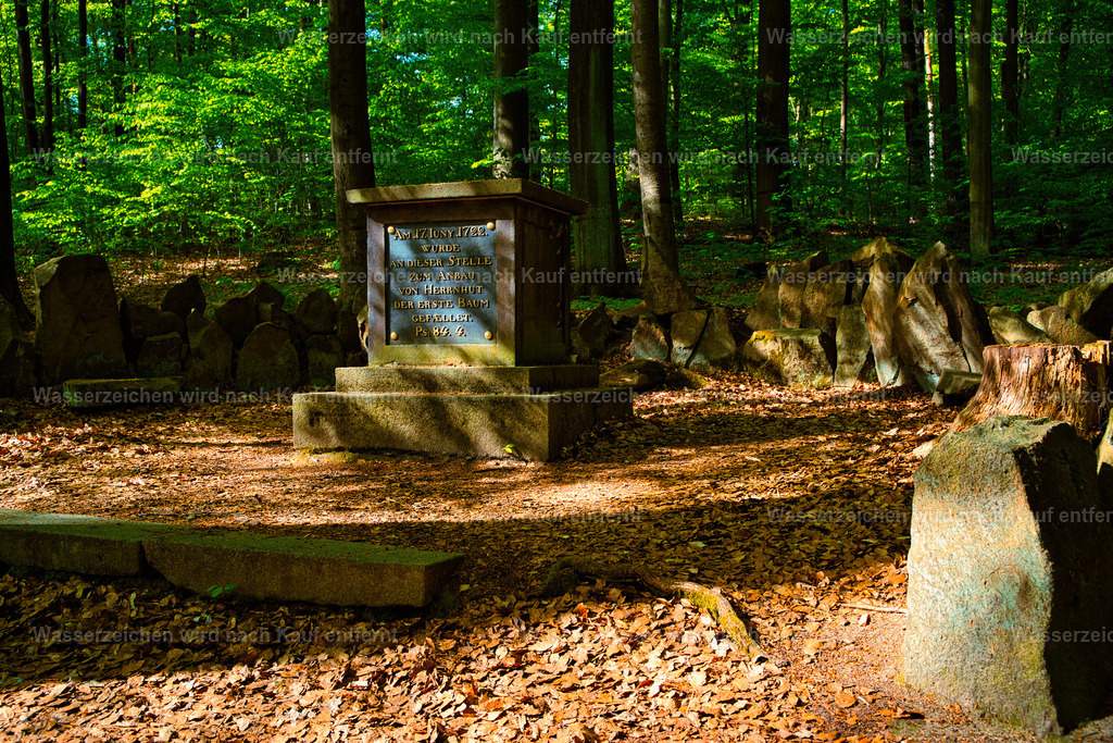 Denkstein zum Anbau von Herrnhut | Historischer Denkstein zum Anbau von Herrnhut – ein stilles Erinnerungszeichen an die Anfänge und die Entwicklung der Herrnhuter Siedlung inmitten der Oberlausitzer Landschaft. Herrnhut ist eine Stadt im sächsischen Landkreis Görlitz in der Oberlausitz. Zentral zwischen den Städten Löbau und Zittau gelegen, ist sie als Gründungsort der Herrnhuter Brüdergemeine, durch die Produktion der Herrnhuter Sterne und internationale Missionsarbeit bekannt. - Realisiert mit Pictrs.com