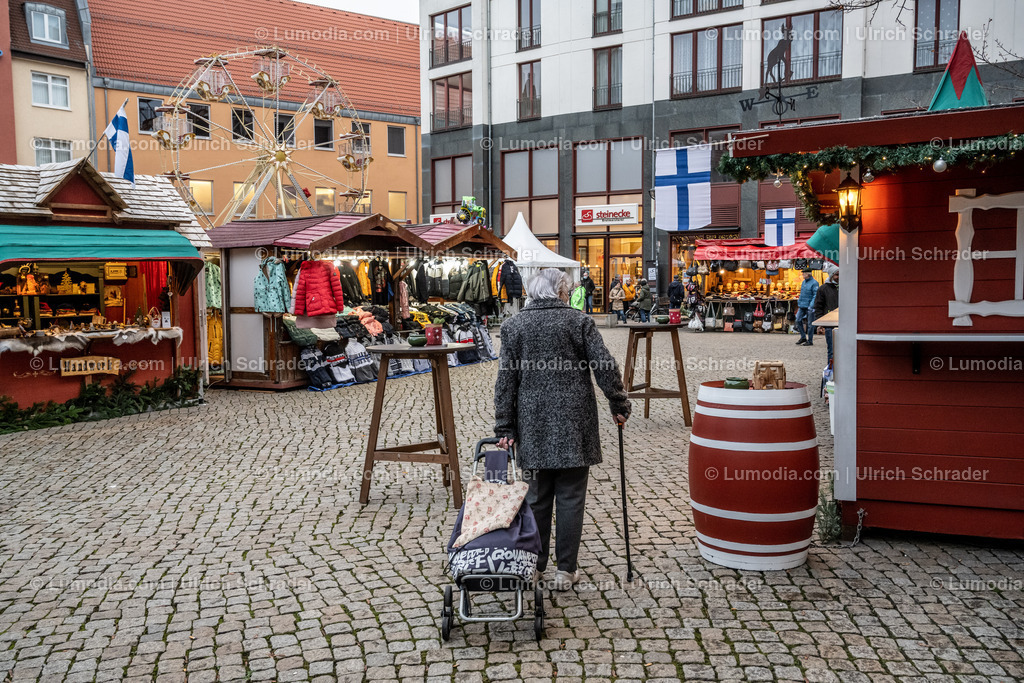 10049-12533 - Weihnachtsmarkt in Halberstadt | Stockfoto und Bilderpool mit Bildmaterial aus Deutschland, dem Harz, Halberstadt, Quedlinburg, Wernigerode und weltweit. Qualitativ hochwertige und professionelle Fotos anschauen und kaufen. - Realisiert mit Pictrs.com