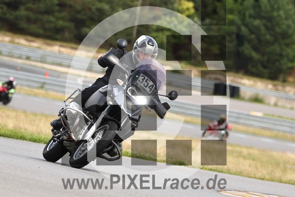 0354-20260612_01464 | Schöne Erinnerungen an spannende Momente - das festzuhalten ist unser Job. PIXELrace.de ist seit 2003 auf den Rennstrecken Europas unterwegs um die Action draußen beim Fahren und die wunderbare Stimmung imm Fahrerlager für euch einzufangen.