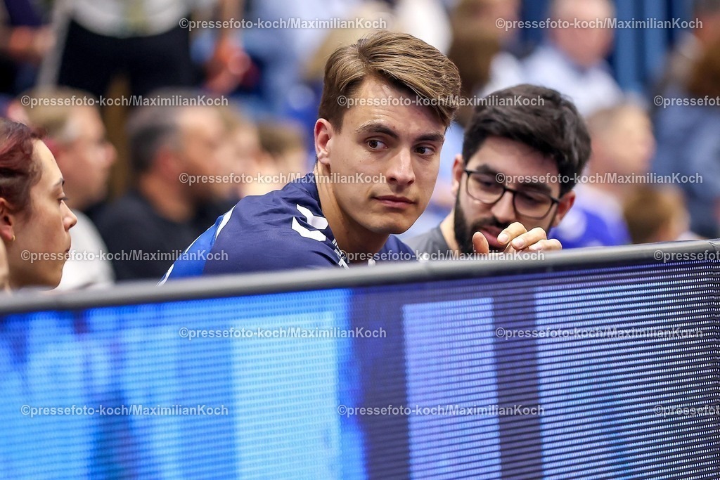 Gum30042601022 | 30.04.2026, Handball, 1. HBL, VfL Gummersbach - Frisch Auf! Göppingen, Saison 2025 / 2026 Herren, Schwalbe-Arena: Julian Köster (VfL Gummersbach #07) schaut das Spiel verletzt an der Seitenlinie 