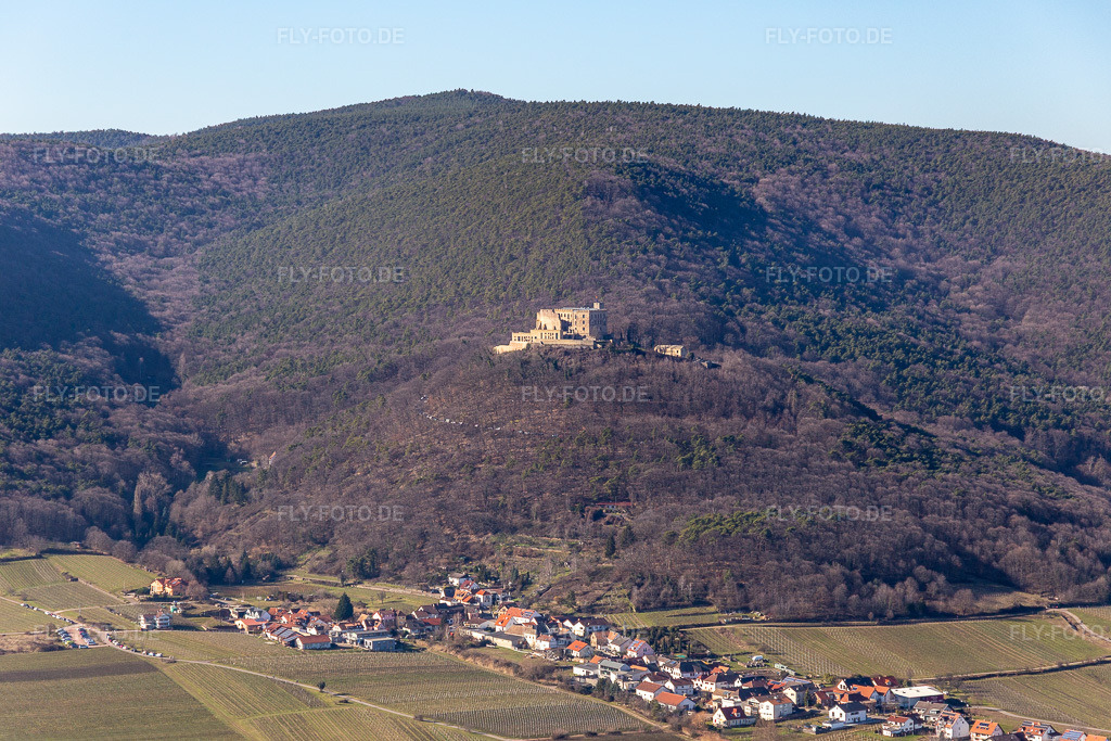 Luftbild: Hambacher Schloß im Ortsteil Diedesfeld in Neustadt im Bundesland Rheinland-Pfalz in Deutschland. Foto: IMG_125336.jpg vom 21.02.2021 durch Werner Riehm/FLY-FOTO.de