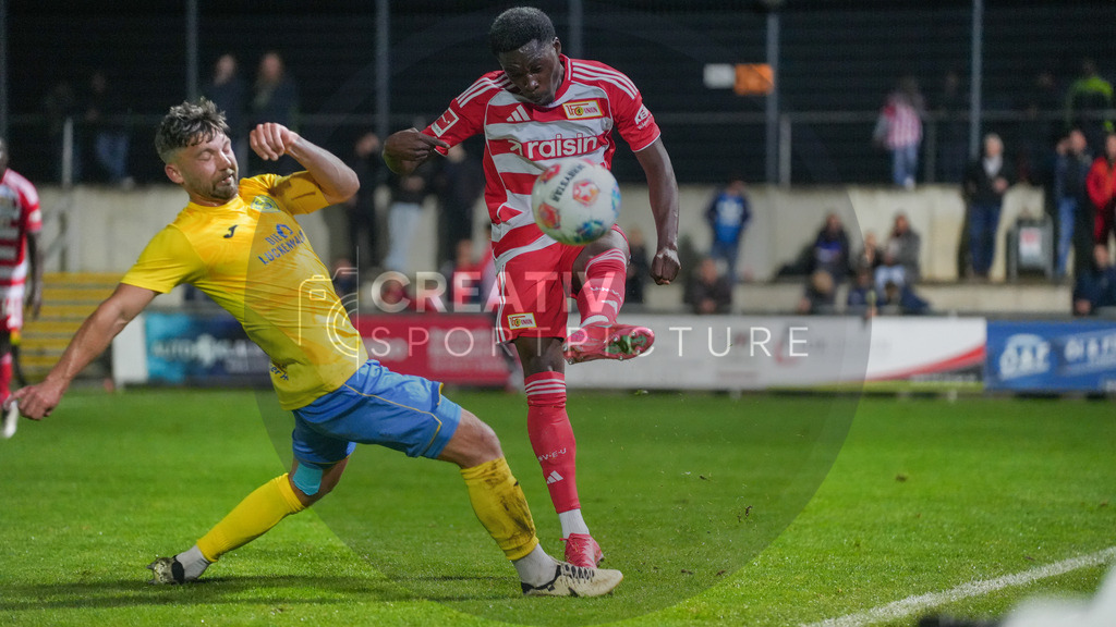 Fußball, Herren, Saison 2025/2026, Testspiel, Freundschaftsspiel, FSV 63 Luckenwalde vs. 1.FC Union Berlin, Mittwoch 08.10.2025, Werner-Seelenbinder-Stadion Luckenwalde, | Fußball, Herren, Saison 2025/2026, Testspiel, Freundschaftsspiel, FSV 63 Luckenwalde vs. 1.FC Union Berlin, Mittwoch 08.10.2025, Werner-Seelenbinder-Stadion Luckenwalde, Im Bild: Clemens Koplin (l. Luckenwalde) und Stanley Nsoki (r. Union) - Realisiert mit Pictrs.com