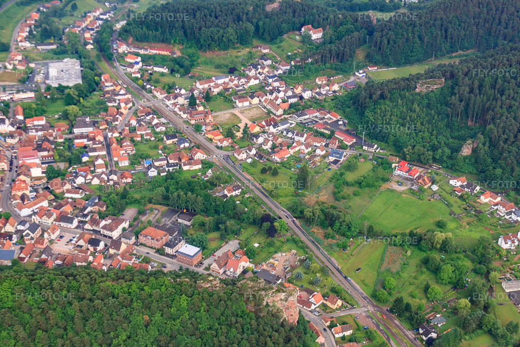 Luftbild: Bahnlinie und B427 aus Norden in Dahn im Bundesland Rheinland-Pfalz in Deutschland.Foto: IMG_29319.jpg vom 25.06.2010 durch Werner Riehm/FLY-FOTO.deAuflösung des Originals: 4180 x 2787 px