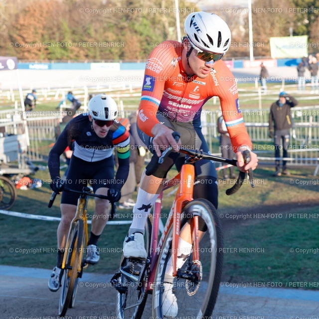Cyclocross-Rennen | 28.12.2025 Radsport Darmstädter Cyclo-Cross-Rennen an der Radrennbahn zur Vorbereitung auf die DM Deutschen Meisterschaften in Bensheim (10./11.1.2026) hier Elite U19m Männer Bildmitte Raphael Kockelmann (3. / Luxemburg) links dahinter Elias Ray Männer U23 (2. / RSV Seeheim) (Foto: Peter Henrich) - Realisiert mit Pictrs.com