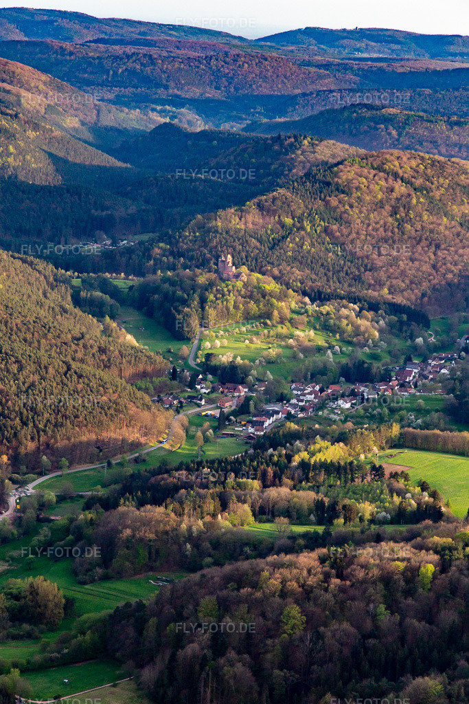 Luftbild: Burg Berwartstein von Norden in Erlenbach bei Dahn im Bundesland Rheinland-Pfalz in Deutschland. Foto: IMG_140217.jpg vom 11.04.2024 durch Werner Riehm/FLY-FOTO.de