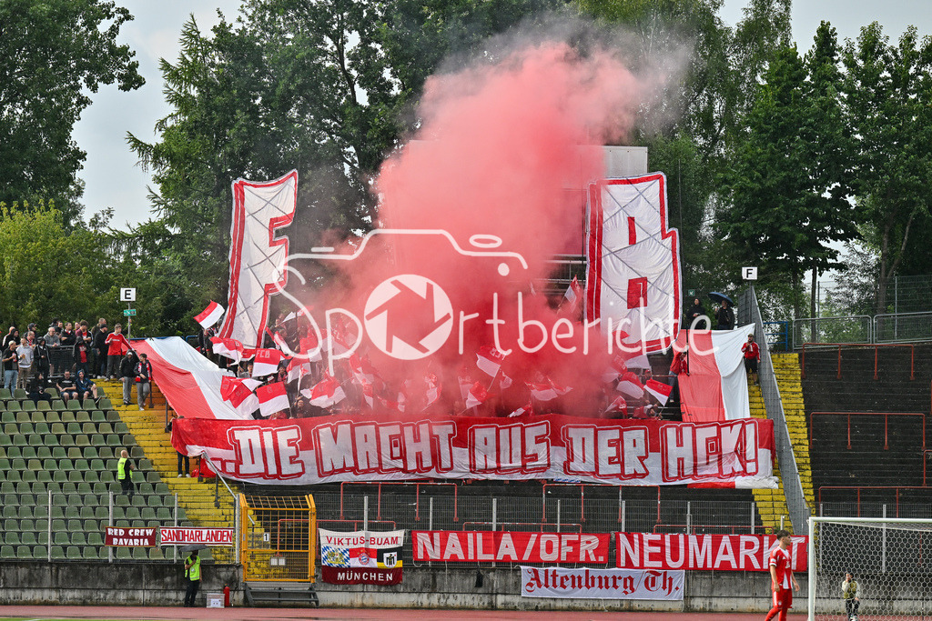 FC Augsburg II - FC Bayern Amateure | Die Fans der Bayern Amateure haben eine Choreo zu Spielbeginn vorbereitet / Regionalliga Bayern: FC Augsburg II - FC Bayern Muenchen II, Rosenaustadion am 25.07.2025 / Pyro / Pyrotechnik