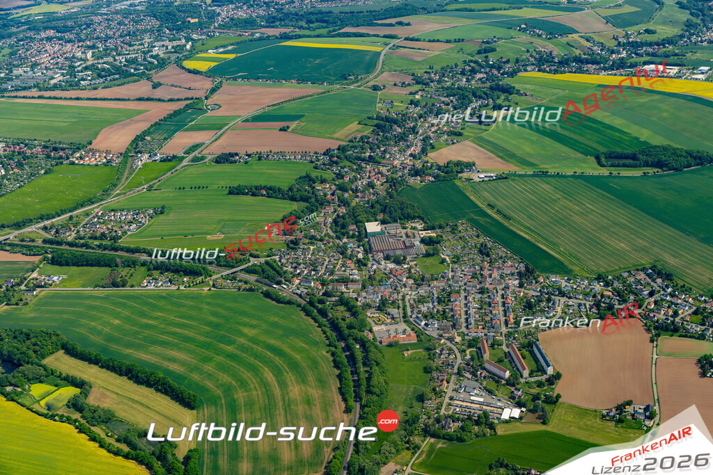 Das Luftbild der Stadt Lichtentanne wurde 2022 vom Flugzeug heraus erstellt (keine Drohnen-Aufnahmen) Aufnahmehöhe ca.450 Meter- hohe Bildauflösung und Druck-Qualität. Garantiert!