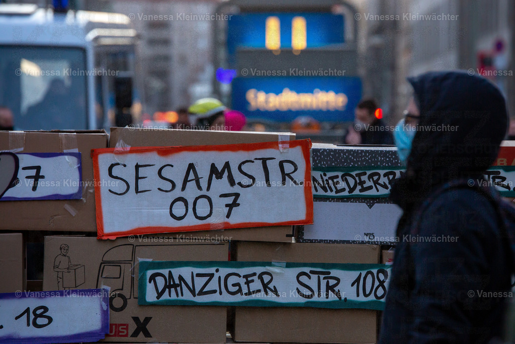 201120 StopHeimstaden MindSpace-32 | Mit Musik und einer "Wall of shame" aus Umzugskartons fordern Mieter*innen der von Heimstaden gekauften Häuser am 20.11.2020 vorm Büro des Schwedischen Immobilien-Investors die Ausübung des städtischen Vorkaufsrechts. - Realisiert mit Pictrs.com
