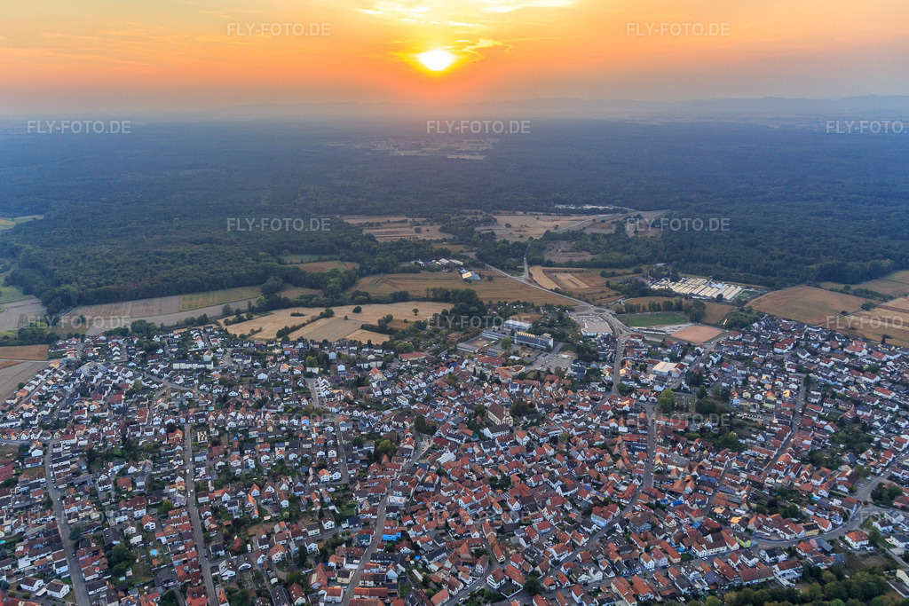 Luftbild: Stadtansicht am Abend aus Osten in Hagenbach im Bundesland Rheinland-Pfalz in Deutschland. Foto: IMG_110788.jpg vom 05.09.2018 durch Werner Riehm/FLY-FOTO.de