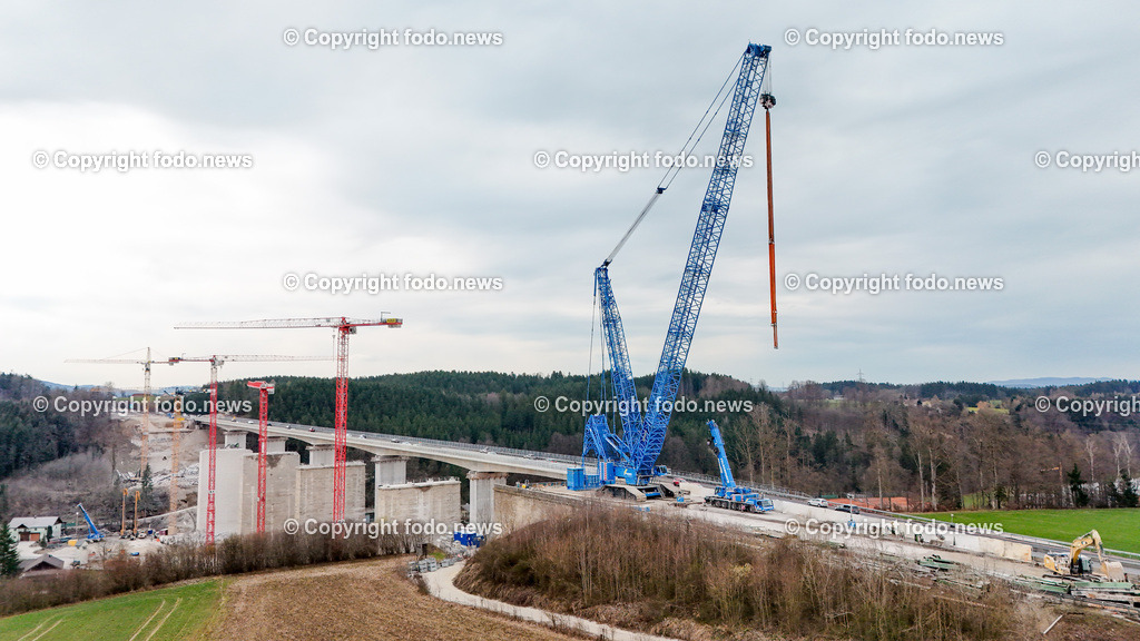 Westautobahn_ A1_ Aurachtalbruecke_ 11.03.2024-20 | 11.03.2024, Aurachkirchen, AUT, Westautobahn, A1, Aurachtalbruecke, im Bild Baustelle, Bruecke, Uebergang, Tal, Kran, Kraene, Schwerlastkran, Felbermayr, Sanierung, Asfinag, Baugeraete, Bagger, Verkehr, Drohne, Luftbild