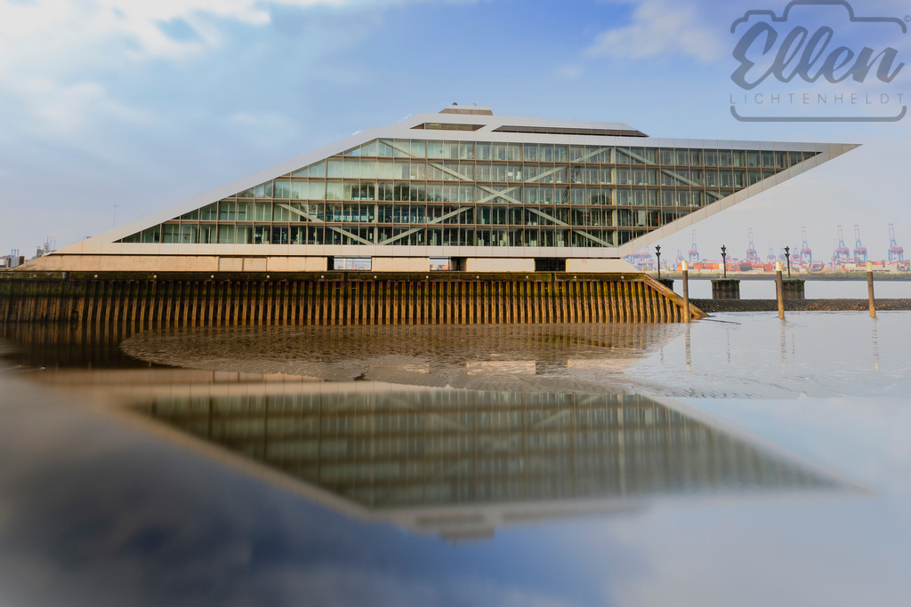 Edge of Design | The Dockland building in Hamburg rises above the Elbe like a futuristic ship. Its sharp lines and mirrored façade reflect the city’s spirit — where architecture meets motion and innovation floats on water. - Realisiert mit Pictrs.com