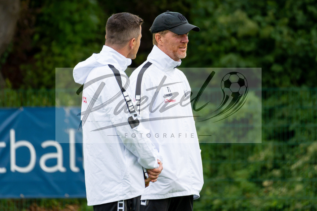20260909_TRAOSN_0668 | Fußball, Herren: Trainer Timo Schultz (VfL Osnabrück) schaut beim Training des VfL Osnabrück am 09.09.2026 im Sportpark Illoshöhe in Osnabrück, Deutschland.(Foto von Nico Paetzel) - Realisiert mit Pictrs.com