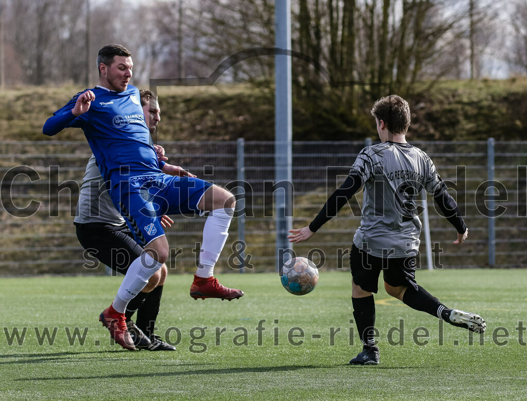 2024-02-24_034_FC_Langengeisling_II_gegen_SG_Reichenkirchen | Erding, Deutschland, 24.02.2024:
Fußball, Kreisklasse 2023 / 2024, Testspiel, FC Langengeisling II gegen SG Reichenkirchen, Endergebnis: 7:1

Jonas Schneider (FC Langengeisling, #15), Simon Gruber (SG Reichenkirchen, #3)

Foto: Christian Riedel / fotografie-riedel.net