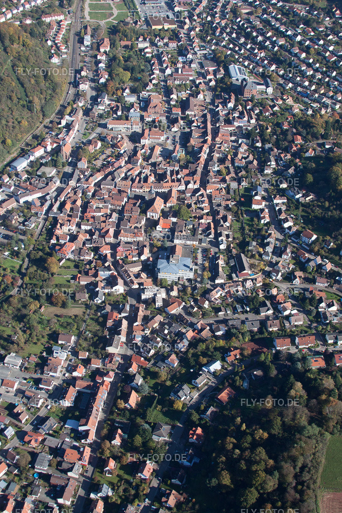Ortsansicht | Luftbild: Ortsansicht in Annweiler am Trifels im Bundesland Rheinland-Pfalz in Deutschland. Foto: IMG_34760.jpg vom 26.10.2010 durch Werner Riehm/FLY-FOTO.de - Realisiert mit Pictrs.com