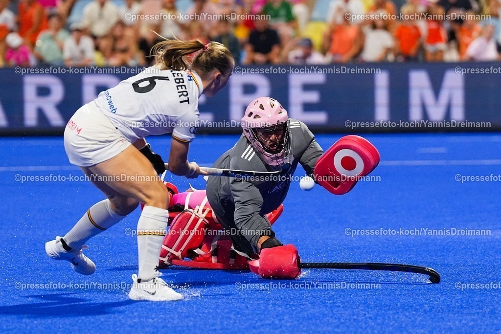 xydrx15082504060 | 15.08.2025, xydrx, Frauen EuroHockey Championship 2025, Halbfinale, Belgien - Deutschland, Sparkassenpark Mönchengladbach: Charlotte Englebert (BEL #6) im Zweikampf gegen Julia Sonntag (GER #20)