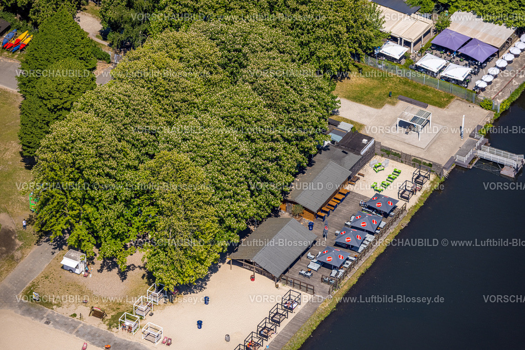 Essen250508130 | Luftbild, Badestelle Seaside Beach, Freiherr-vom-Stein-Straße, Freibad und Strand Baldeneysee, Weisse Flotte Anleger Strandbad mit Gastronomie und Sonnenschirmen, Bredeney, Essen, Ruhrgebiet, Nordrhein-Westfalen, Deutschland