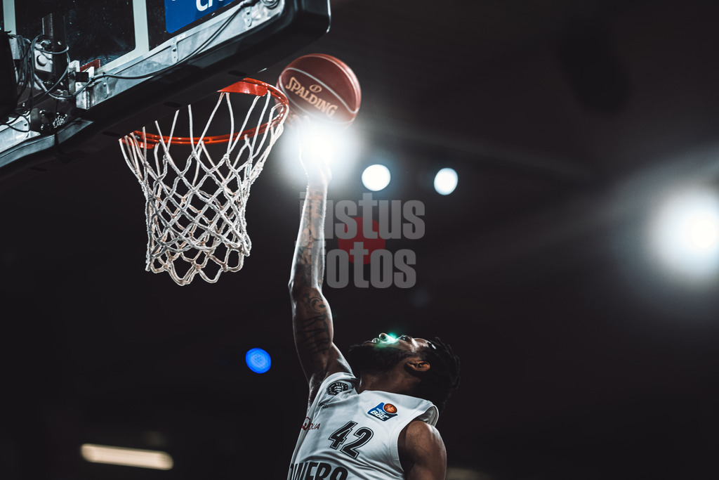 Basketball | Männer | Saison 2023/2024 | easyCredit Basketball Bundesliga | Veolia Towers Hamburg vs. Telekom Baskets Bonn | 03.02.2024 | Aljami Durham (#42, Veolia Towers Hamburg) beim Korbleger