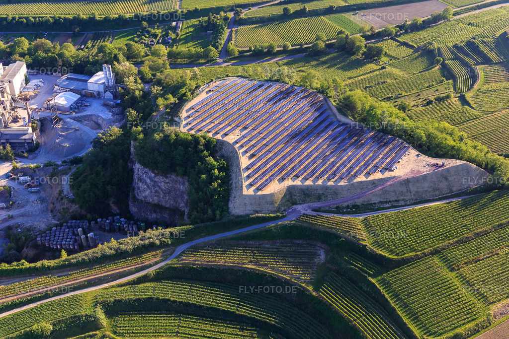 Luftbild: Photovoltaik Freiflächenanlage auf einer Abraumhalde des Steinbruch Bötzingen der HANS G. HAURI KG Mineralstoffwerke im Ortsteil Oberschaffhausen in Bötzingen im Bundesland Baden-Württemberg in Deutschland. Foto: IMG_147788.jpg vom 30.05.2025 durch Werner Riehm/FLY-FOTO.de/ HANS G. HAURI KG Mineralstoffwerke