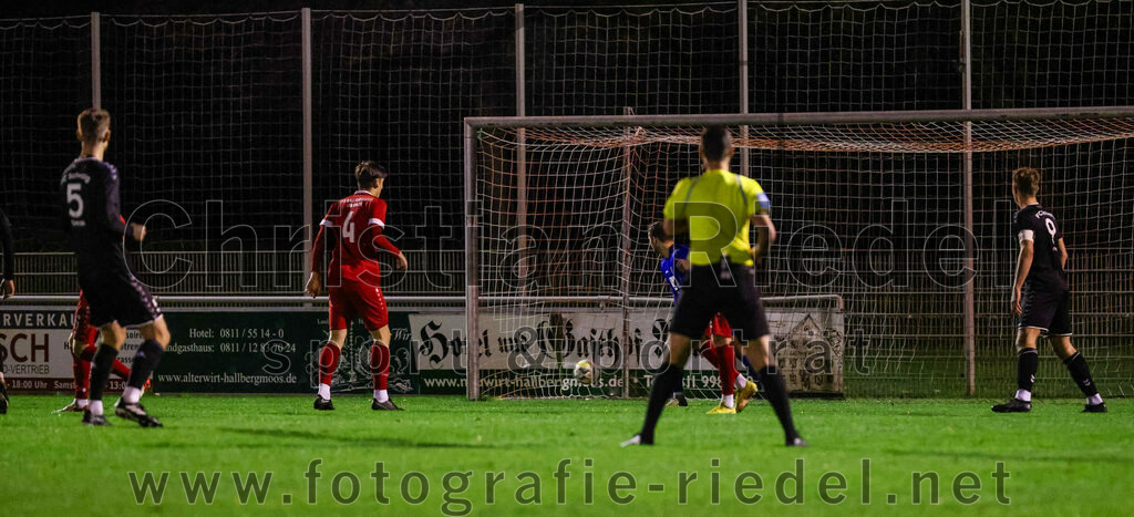 2023-10-27_037_VfB_Hallbergmoos_gegen_FC_Schwaig | Hallbergmoos, Deutschland, 27.10.2023:
Fußball, Landesliga Südost 2023 / 2024, 18. Spieltag, VfB Hallbergmoos gegen FC Schwaig, Endergebnis: 2:3

Mario Simak (FC Schwaig, #5), Carl Opitz (VfB Hallbergmoos, #4), Torwart David Hundertmark (VfB Hallbergmoos, #1), Raffael Ascher (FC Schwaig, #9)

Foto: Christian Riedel / fotografie-riedel.net