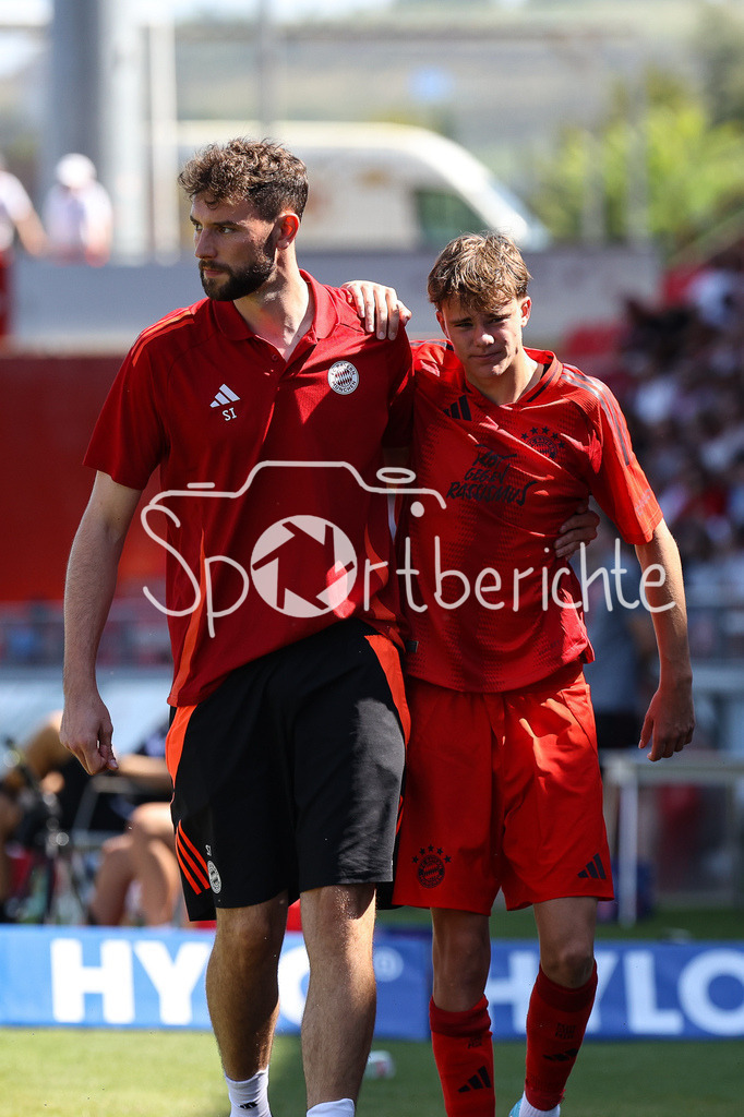 FC Würzburger Kickers - FC Bayern Amateure | der verletzte Jonathan Asp JENSEN (FC Bayern München II #10) muss gestuetze vom Platz gebraucht werden / Verletzung / Regionalliga Bayern: FC Würzburger Kickers - FC Bayern München II, AKON Arena am 24.08.2024