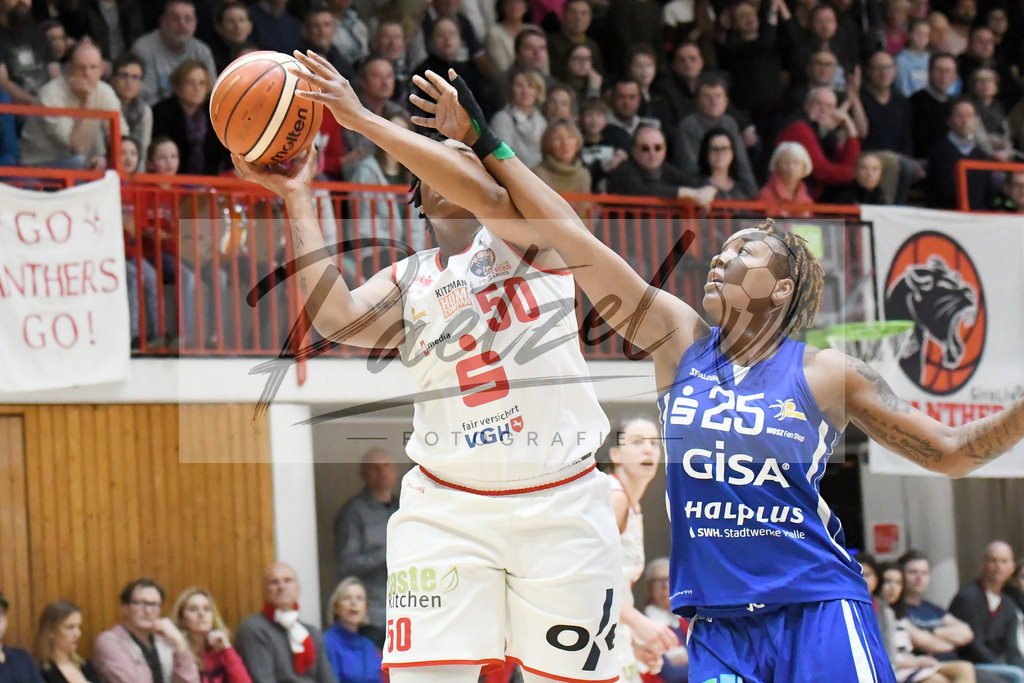 20200126_PANHAL_0029 | Basketball, Frauen: Brianna Rollerson (GiroLive-Panthers Osnabrück) und Christin Yuri Mercer (GISA LIONS SV Halle) im Zweikampf beim Spiel der Toyota DBBL zwischen GiroLive-Panthers Osnabrück vs. GISA LIONS SV Halle am 26.01.2020 im Panthers Dome in Osnabrück, Deutschland.(Foto von Nico Paetzel) - Realisiert mit Pictrs.com