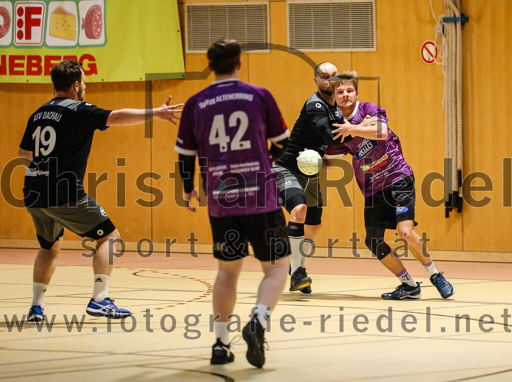 2024-03-23_040_SpVgg_Altenerding_II_gegen_ASV_Dachau_III | Erding, Deutschland, 23.03.2024:
Handball, Bezirksklasse Männer Staffel Süd West 2023 / 2024, 14. Spieltag, SpVgg Altenerding II gegen ASV Dachau III, Endergebnis: 24:32

Florian Hoffmann (ASV Dachau, #19), Simon Dybilasz (SpVgg Altenerding, #42), Nicolas Loderer (ASV Dachau, #17)

Foto: Christian Riedel / fotografie-riedel.net