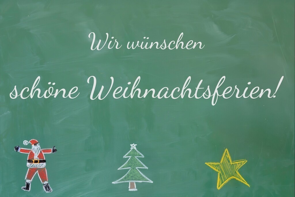 Symbolbild Winterferien: Auf einer Schultafel steht WIR WÜNSCHEN SCHÖNE WEIHNACHTSFERIEN (Composing) | Symbolbild Winterferien: Auf einer Schultafel steht WIR WÜNSCHEN SCHÖNE WEIHNACHTSFERIEN (Composing) - Realisiert mit Pictrs.com