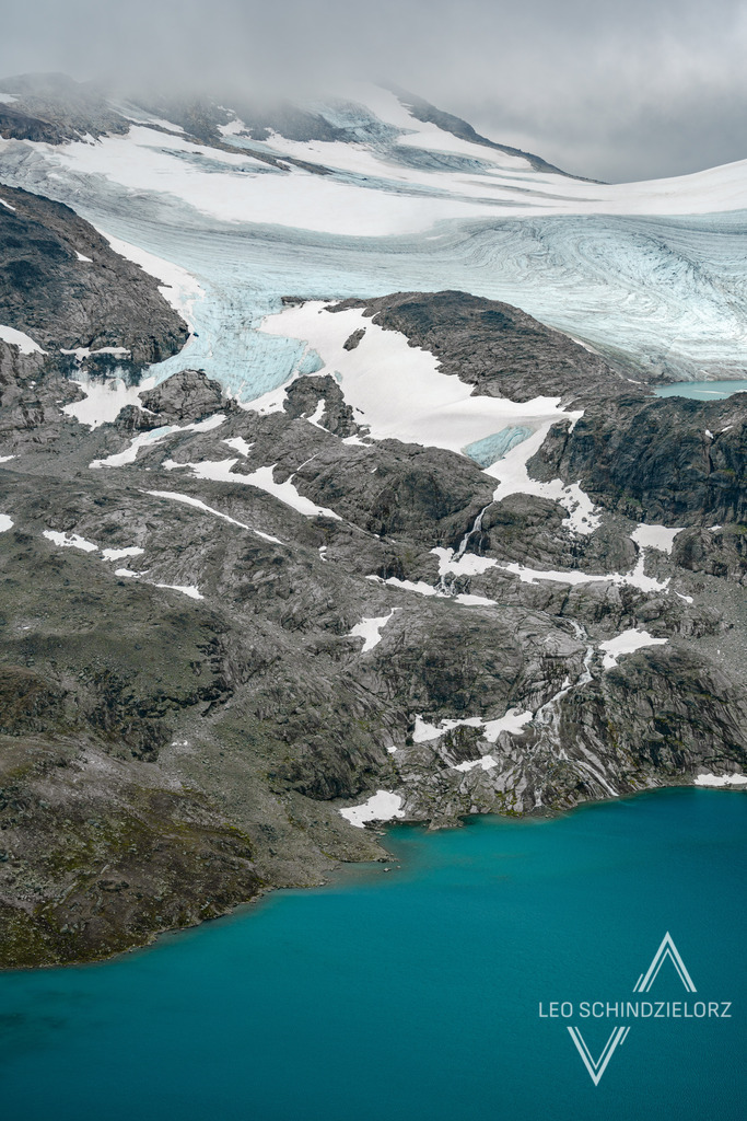 Fotografie_Leo_Schindzielorz_NO_Sommer_Jotunheimen_Kyrkjeoksle_20220819_A7R03795_org | Atmosphärische Landschaftsbilder & Drohnenaufnahmen aus dem Allgäu, Tirol, Südtirol & der Schweiz – ideal für Leinwanddrucke & zur stilvollen Raumgestaltung. - Realisiert mit Pictrs.com