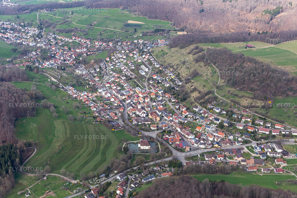 Luftbild: Inzlinger Wasserschloss und Ortsansicht der Straßen und Häuser im Ortsteil Oberinzlingen in Inzlingen im Bundesland Baden-Württemberg in Deutschland. Foto: IMG_120206.jpg vom 17.03.2020 durch Werner Riehm/FLY-FOTO.de
