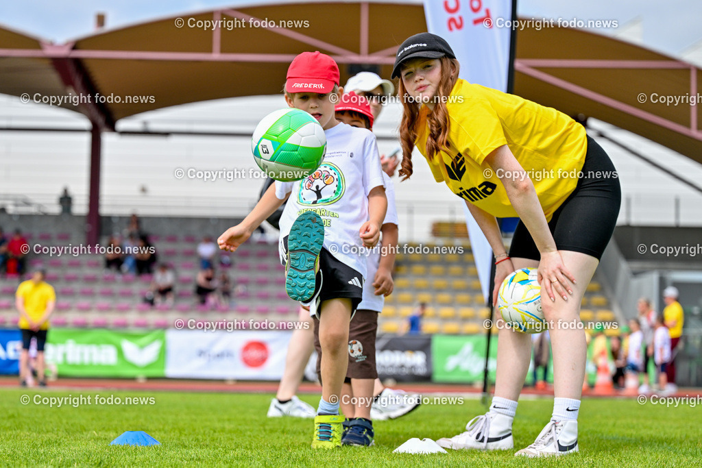 Kindergarten Olympiade 2024_ Stadion Traun_ 07.06.2024-88 | 07.06.2024, Stadion der Stadt Traun, AUT, Kindergarten Olympiade 2024, im Bild Kinder, Hindernis, Fussball, Laufen, Action