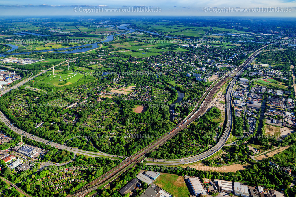Hamburg_Wilhelmsburg_Mitte_ELS_0021070524 | HAMBURG 07.05.2024 Wohn- und Gewerbegebiet mit Kleingartenanlagen an der Straße "Niedergeorgswerder Deich" in Hamburg Wilhelmsburg, Deutschland. // Residential and commercial area with allotment gardens on the street "Niedergeorgswerder Deich" in Hamburg Wilhelmsburg, Germany. Foto: Martin Elsen