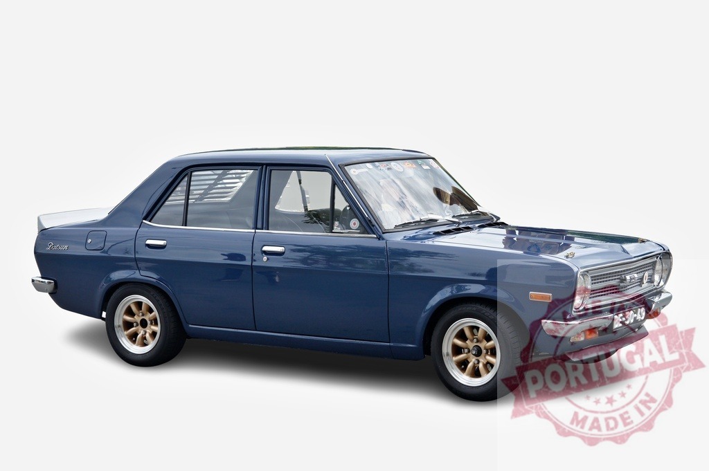 Datsun 1200 Sunny sedan posing on white background | Restored Datsun 1200 Sunny sedan posing on a white background - Realisiert mit Pictrs.com