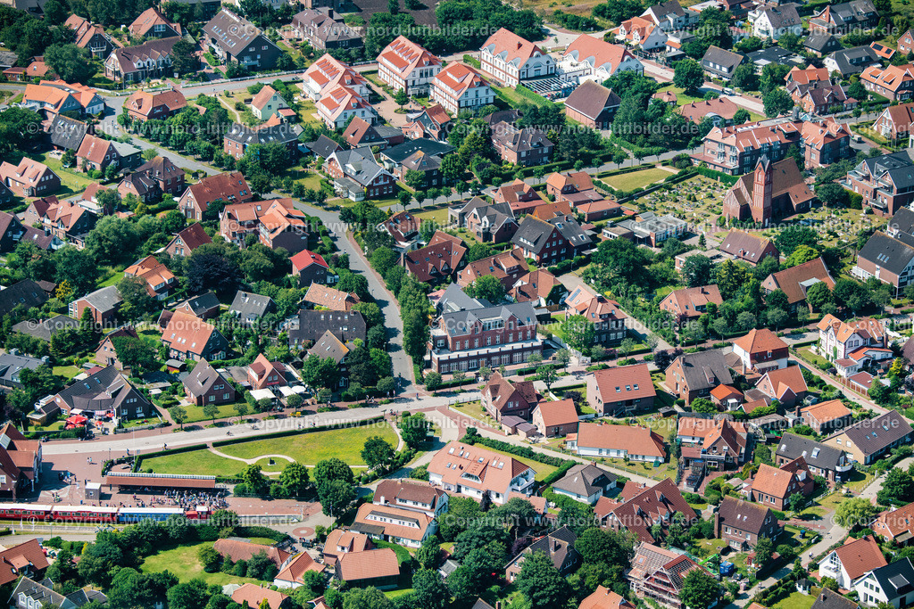 Langeoog_ELS_0808250622 | LANGEOOG 25.06.2022 Inselbereich Langeoog mit dem Ortskern in Langeoog im Bundesland Niedersachsen, Deutschland. // Island area Langeoog with the village center in Langeoog in the state Lower Saxony, Germany. Foto: Martin Elsen