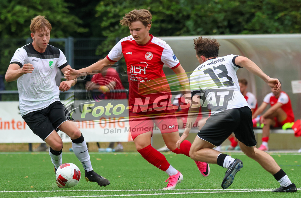 FC RW Kirchlengern - Post TSV Detmold | Auf dem Bild zu sehen: Rot FC RW Kirchlengern: Alessio Zschieschang ; weiß TuS Ahmsen rechts: Louis Schröder FC RW Kirchlengern, TuS Ahmsen, Saison 26/27, Testspiel, Deutschland - Realisiert mit Pictrs.com