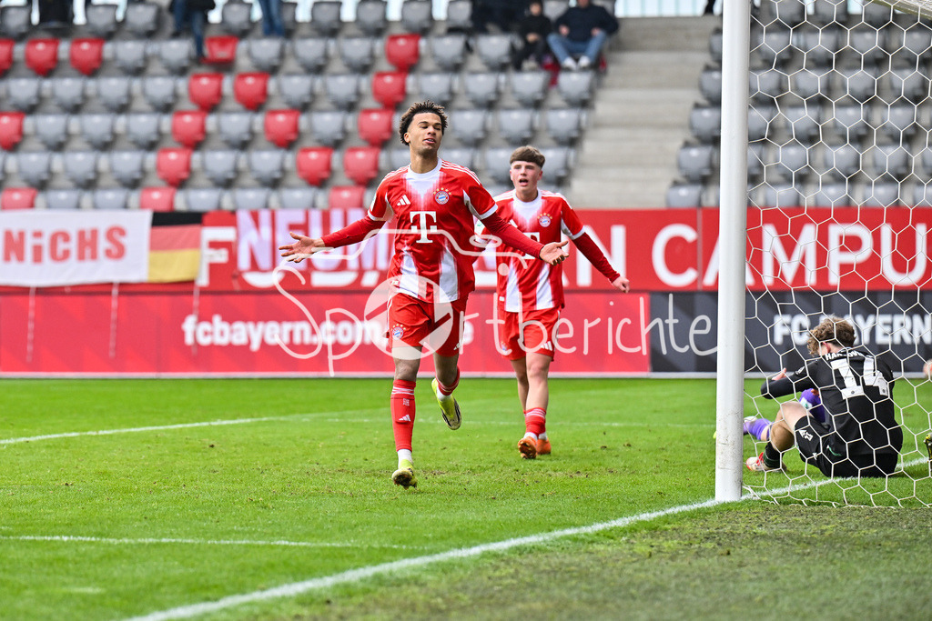 FC Bayern München - Hannover 96 | MUNICH, GERMANY - 15. FEBRUARY: Jubel der Hausherren nach dem Treffer zum 5-1 durch Sadiki CHEMWOR (FC Bayern München U19 17) / Tor / Torschuetze / Freude / Happy während dem Spiel zwischen der U19 des FC Bayern München und der U19 von Hannover 96 am 2. Spieltag der Hauptrunde der U19-DFB-Nachwuchsliga am FC Bayern Campus