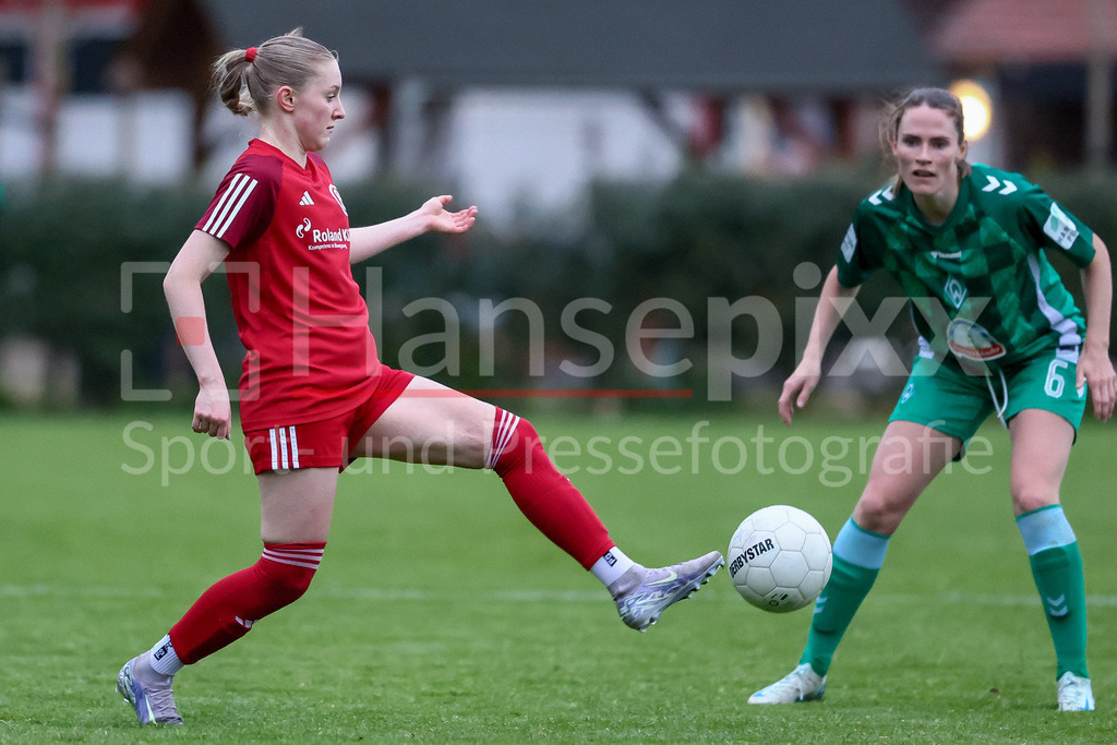 Fussball, Testspiel Frauen, ATS Buntentor - SV Werder Bremen | v.li.: Jule Bouwer (ATS Buntentor, 12) und Reena Wichmann (SV Werder Bremen, 6) im Zweikampf, Duell, Dynamik, Aktion, Action, Spielszene