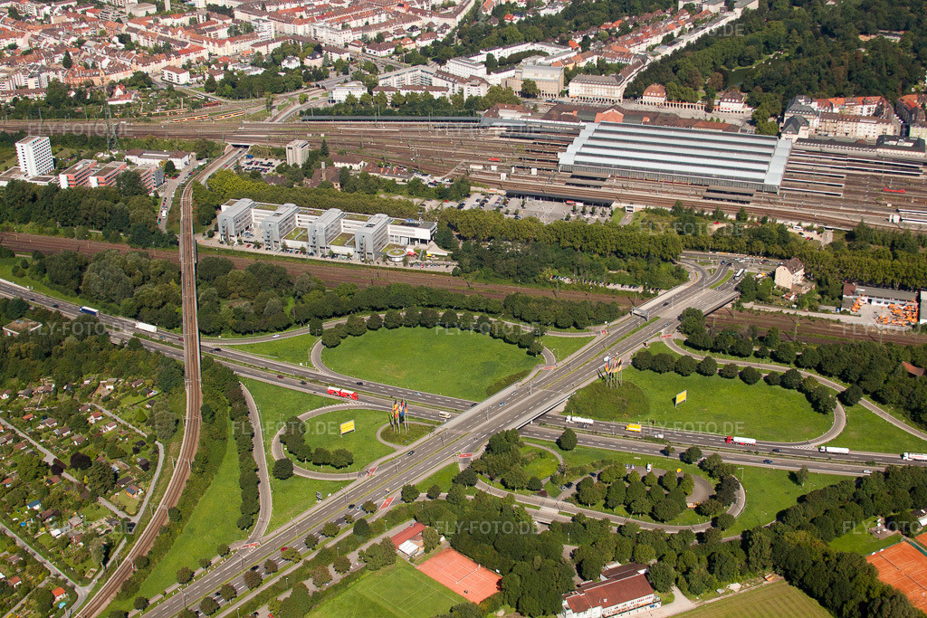 Luftbild: Verkehrsführung und Fahrbahnen der Straßenführung am Kreuz Südtangente zum Zubringer A5 Karlsruhe Ettlingen vor dem Edeltrudtunnel im Ortsteil Beiertheim-Bulach in Karlsruhe im Bundesland Baden-Württemberg in Deutschland. Foto: IMG_32015.jpg vom 20.08.2010 durch Werner Riehm/FLY-FOTO.de