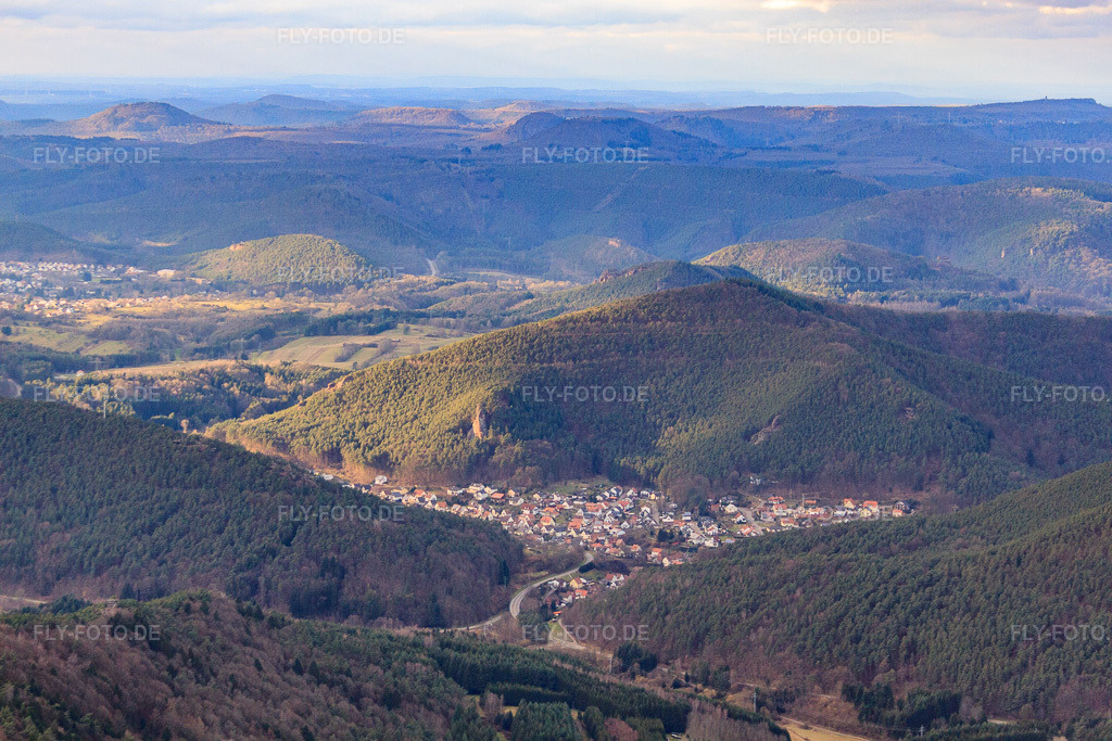 Luftbild: Dorf im Pfälzerwald im Winter von Südosten in Lug im Bundesland Rheinland-Pfalz in Deutschland. Foto: IMG_62119.jpg vom 23.02.2014 durch Werner Riehm/FLY-FOTO.de