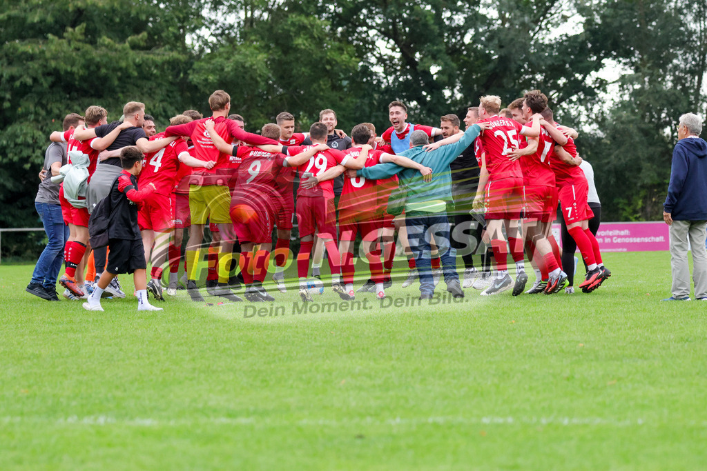 Bünder SV - VfL Holsen | Auf dem Bild zu sehen: rot Bünder SV: Derbysieger hallt es über den Platz  Bünder SV, VfL Holsen, Saison 26/27, Kreisliga A, Bünde, Deutschland - Realisiert mit Pictrs.com