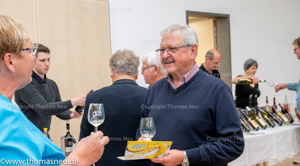DSC_7832 | Der Bergsträßer Weintreff ist traditionell die Auftaktveranstaltung für den Bergsträßer Weinfrühling. Alljährlich April  bietet der Weintreff im Bürgerhaus Bensheim die einmalige Gelegenheit, fast 170 Bergsträßer Weine, Seccos und Sekte von 19 Weinbaubetrieben an einem Ort zu probieren. Nahezu alle Bergsträßer Betriebe sind vertreten und bieten ihre Spezialitäten an. Bild: Thomas Neu