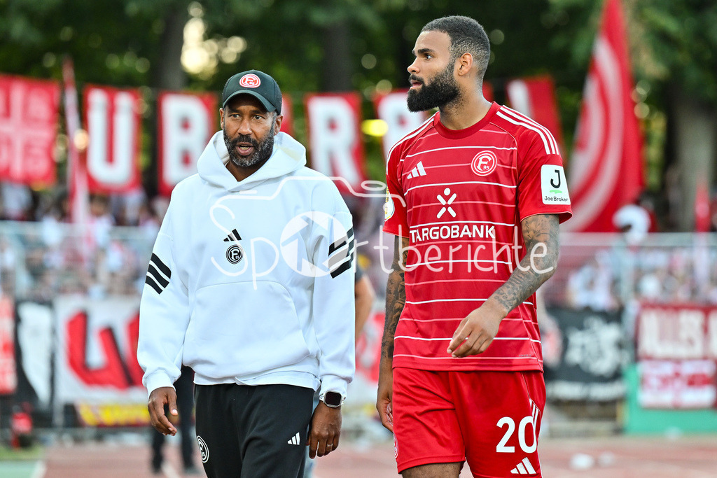 1. FC Schweinfurt 05 - Fortuna Düsseldorf | im Gespräch nach der Partie Daniel THIOUNE Trainer Fortuna Düsseldorf und Jamil SIEBERG (Fortuna 20) / DFB-Pokal: 1. FC Schweinfurt 05 - Fortuna Düsseldorf; Riedel-Bau Arena am 18.08.2025