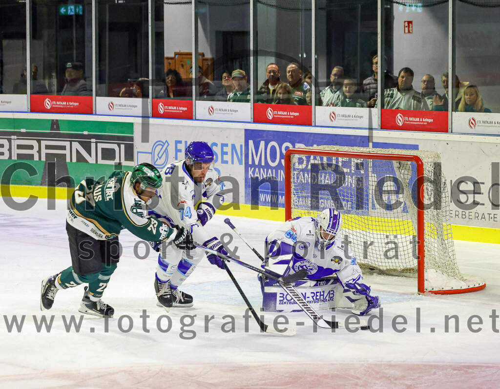 2025-09-26_069_TSV_Erding_gegen_SC_Riessersee | Erding, Deutschland, 26.09.2025:Eishockey, Oberliga Süd 2025 / 2026, 3. Spieltag, TSV Erding gegen SC Riessersee, Endergebnis: 3:5Lukas Gaus (Erding Gladiators, #23), Jesse Roach (SC Riessersee, #74), Torwart Patrik Mühlberger (SC Riessersee, #65)Foto: Christian Riedel / fotografie-riedel.net