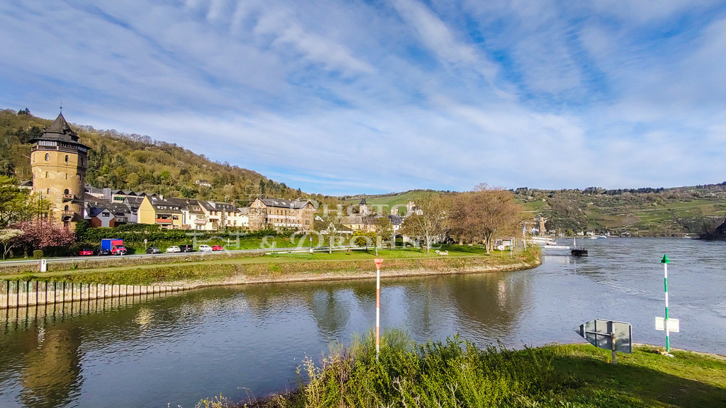 Oberwesel-084208151 | Es lohnt sich den Hafendamm entlang zu laufen. Von hier hat man einen besonderen Blick auf den Rhein, das Rheinufer und die Stadt. - Realisiert mit Pictrs.com