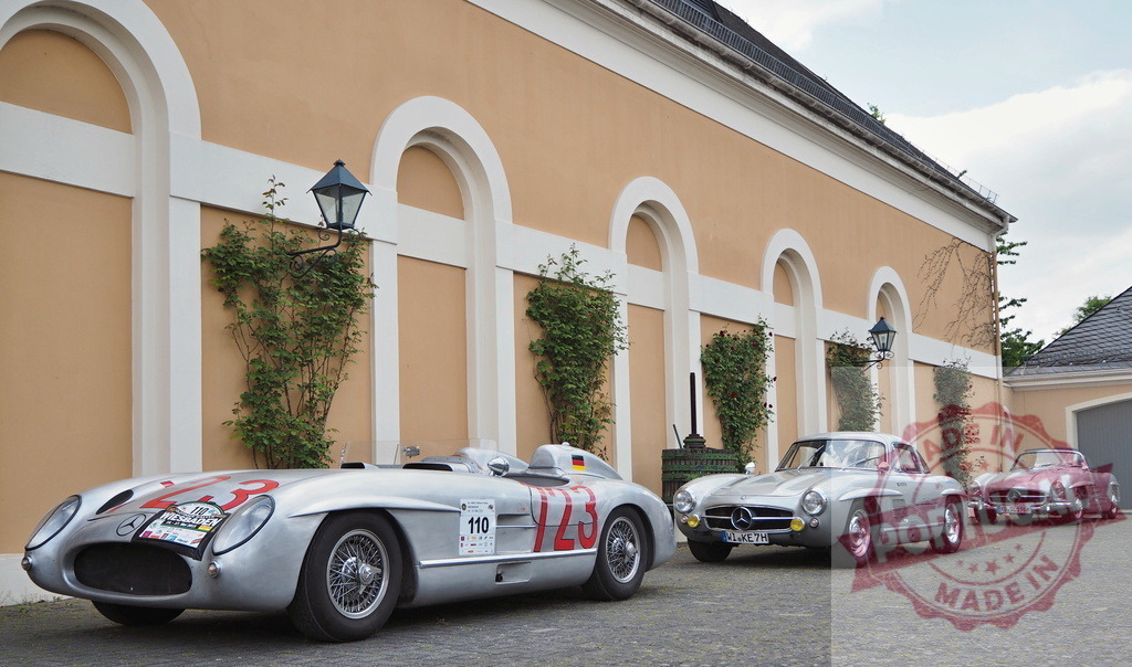 Mercedes-Benz 300 SLR and 300 SL classic cars lining up | Mercedes-Benz 300 SLR and 300 SL classic cars presented at a vintage car event - Realisiert mit Pictrs.com