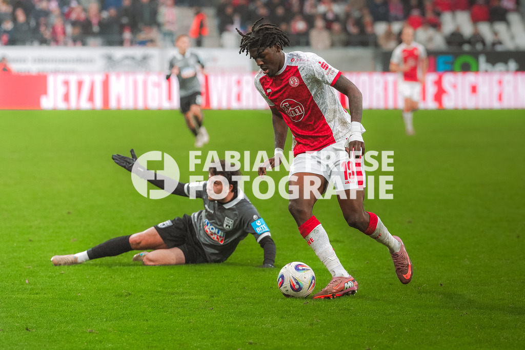 GER Rot-Weiss Essen vs. SSV Ulm, Fussball, 3. Liga, Spieltag 19, Saison 2025/2026, 20.12.2025 | GER Rot-Weiss Essen vs. SSV Ulm, Fussball, 3. Liga, Spieltag 19, Saison 2025/2026, 20.12.2025Foto: Fabian Friese - Realisiert mit Pictrs.com