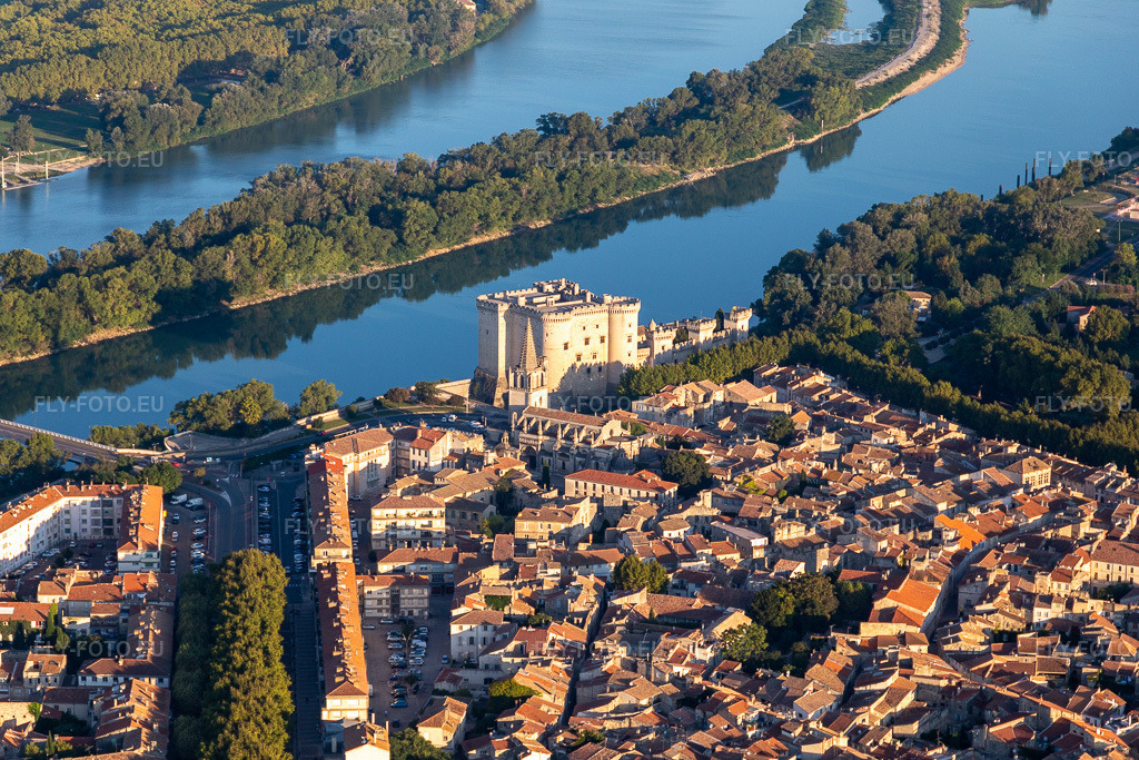 Vue aérienne: Vue de la ville sur les rives du Rhône avec le château de Tarascon à Tarascon dans le département Bouches du Rhône, France. Photo: IMG_129569.jpg prise le 23/09/2021 par Werner Riehm/FLY-FOTO.eu – Résolution de l'original: 5212 x 3475 px