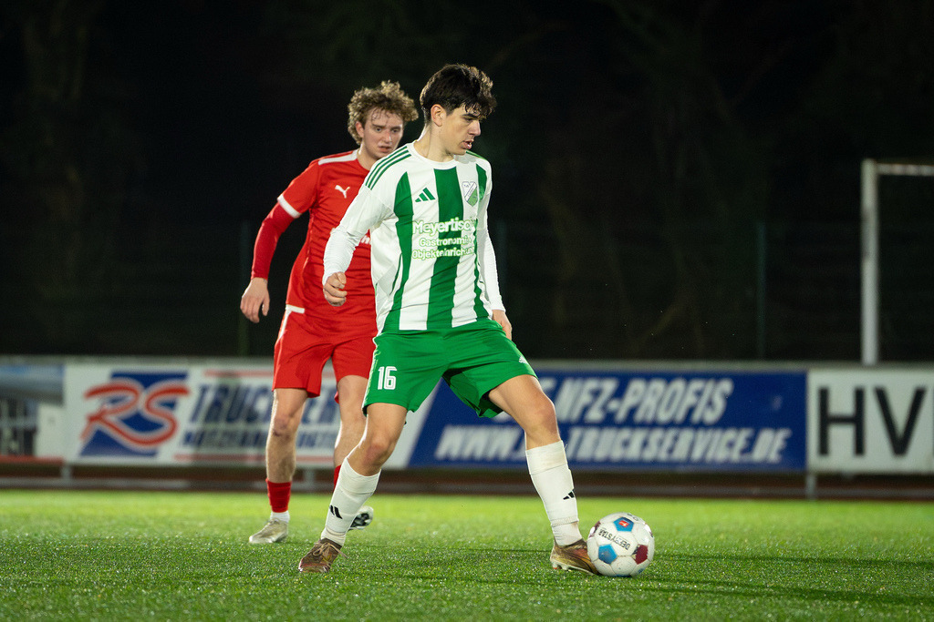 Fußball I Herren I Saison 2025-2026 I Freundschaftsspiel I TSV Grossenkneten - TuS Lutten I 1053 | Justin Klauser (16, TuS Lutten) - Realisiert mit Pictrs.com