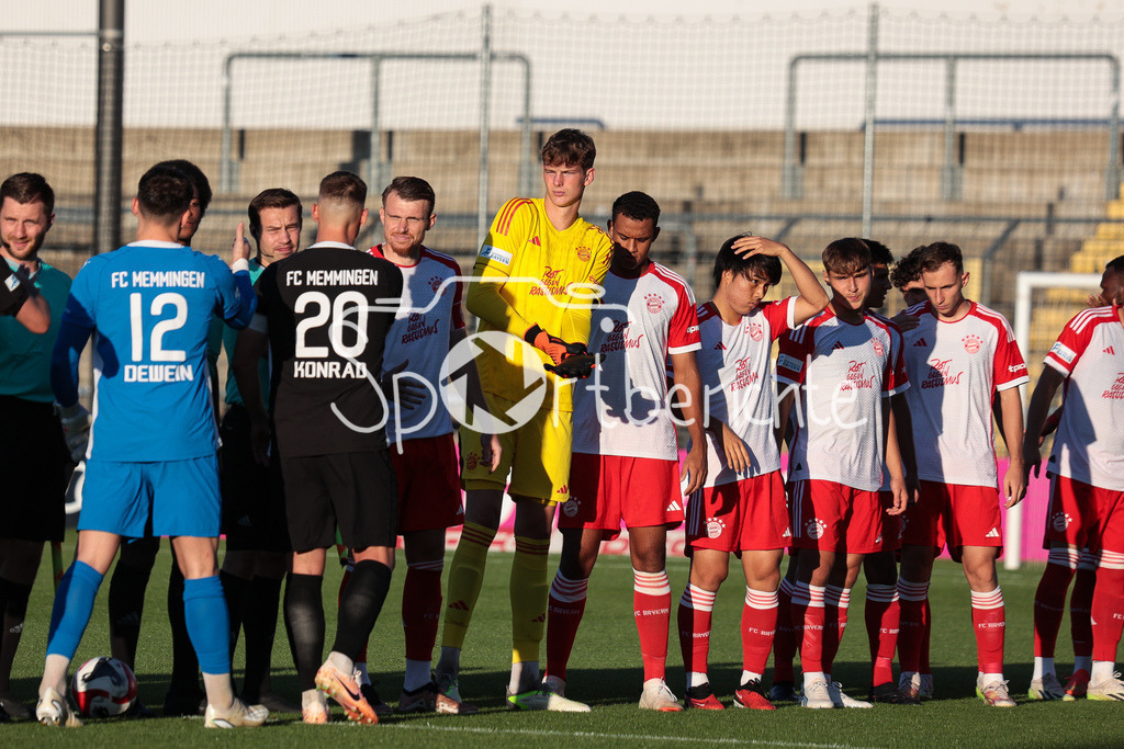 FC Bayern Amateure - FC Memmingen | Die beiden Mannschaften Begruessen sich vor der Partie in Muenchen